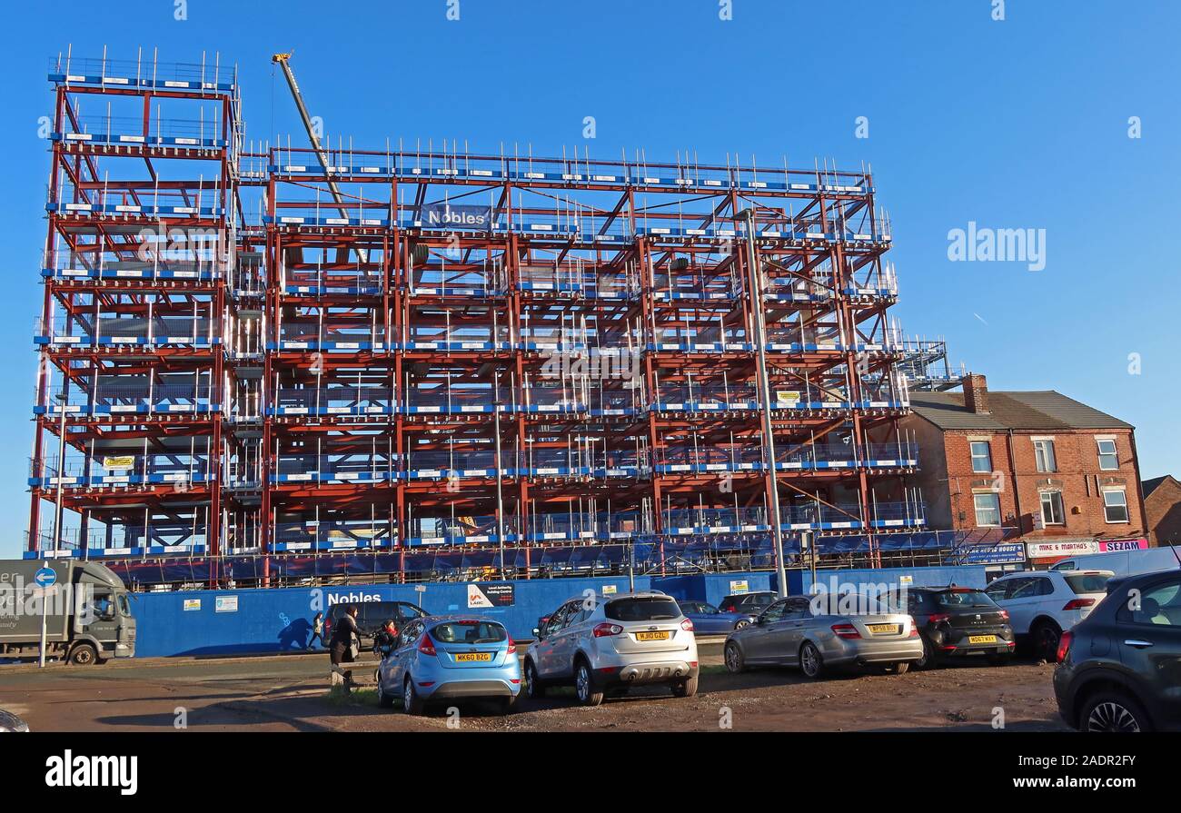 Cheshire Junction, Winwick Road, Warrington Central Car Park, Warrington, Cheshire, Inghilterra, Regno Unito, con nuova costruzione Foto Stock