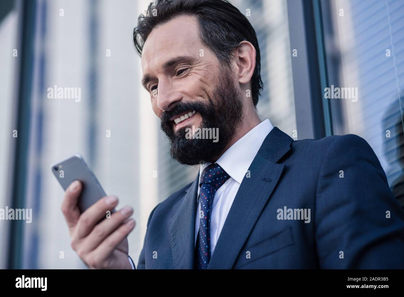 Close up di un imprenditore ottimista la digitazione di un messaggio Foto Stock
