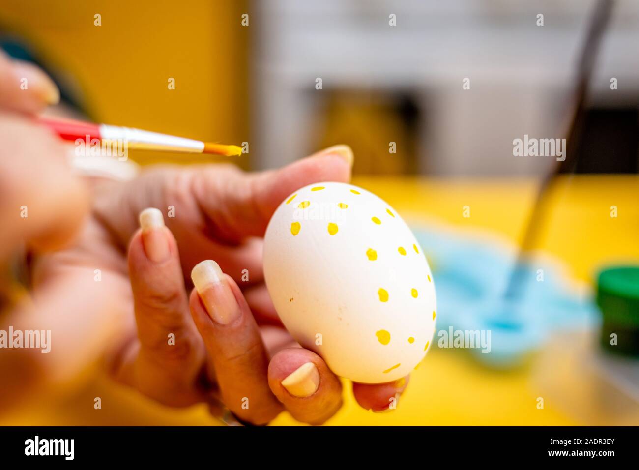 Tradizionale a mano le uova di pasqua. Verniciato con vernici differenti e in vari modi. Foto Stock