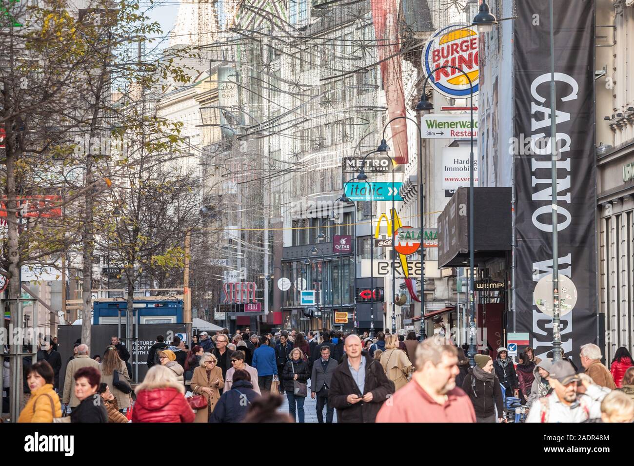VIENNA, Austria - 6 Novembre 2019: Panorama di Karntner street con persone shopping nei negozi intorno a. Karntnerstrasse è la principale strada pedonale o Foto Stock