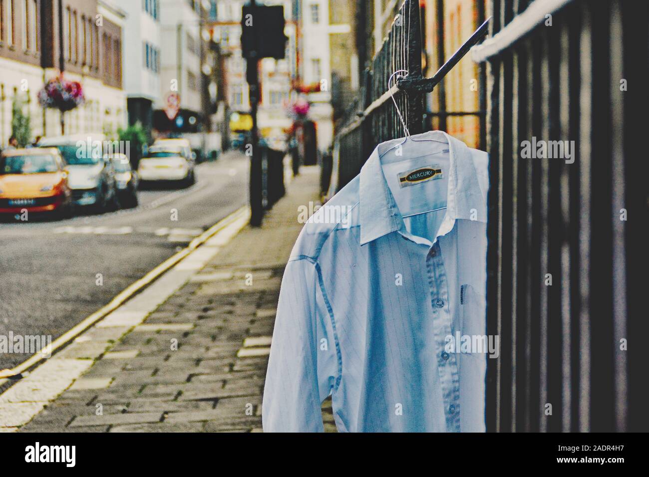Camicia su appendiabiti - giorno lavanderia Foto Stock