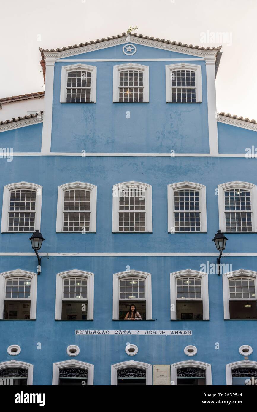 La facciata della grande blu coloniale casa storica nel centro della città di Salvador de Bahia, Brasile, Foto Stock