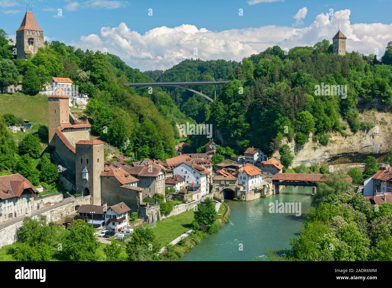 La Svizzera, Friburgo, Sarine River, Pont de Berne ponte coperto, Gotteran ponte arcuato sopra Foto Stock