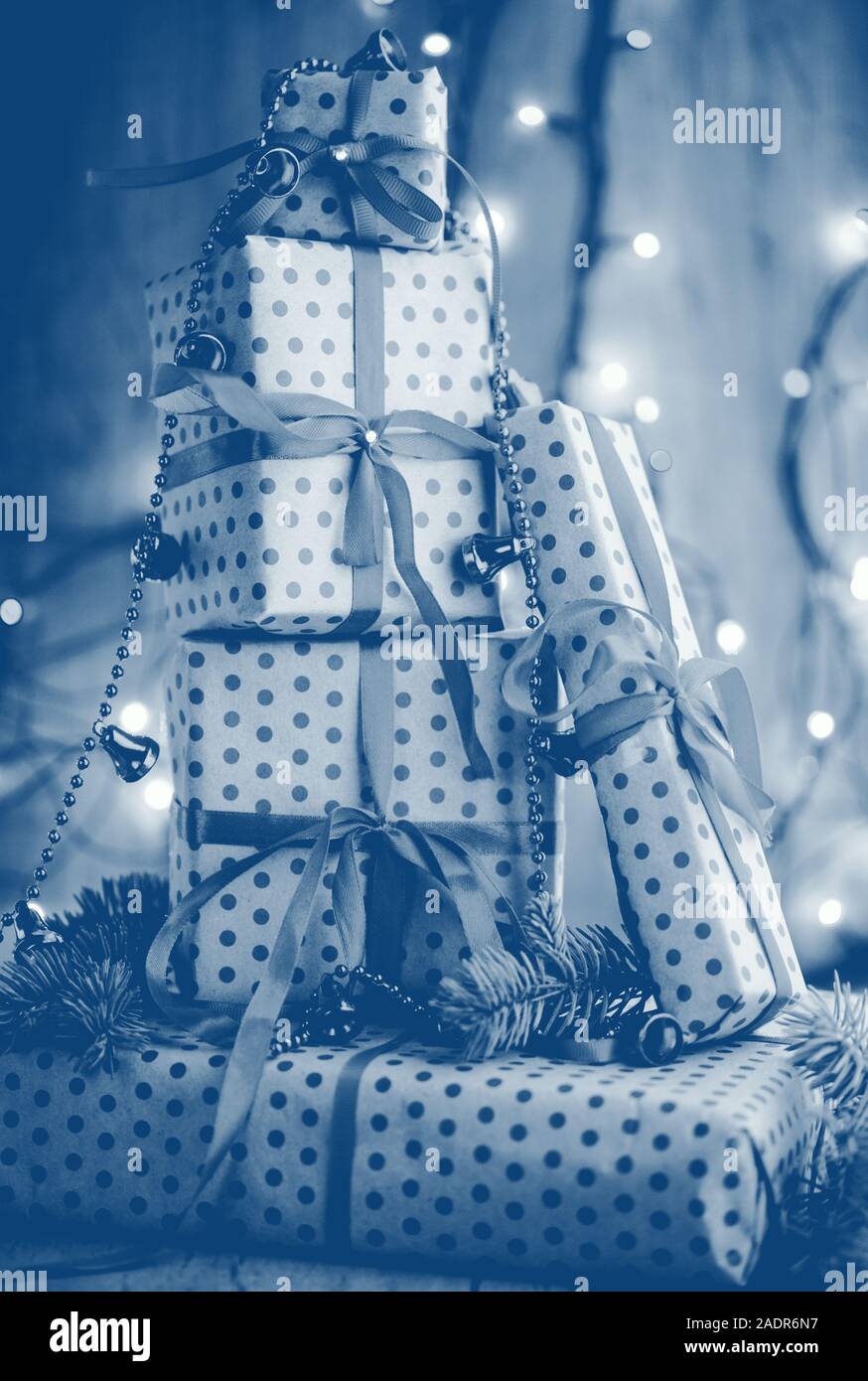 Regali di Natale per la vacanza, luci, lanterna, scatole di confezionamento in tinta di colore alla moda dell'anno. Blu classico pantone 2020 Foto Stock