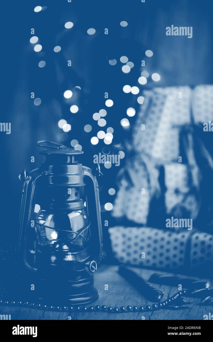 Regali di Natale per la vacanza, luci, lanterna, scatole di confezionamento in tinta di colore alla moda dell'anno. Blu classico pantone 2020 Foto Stock