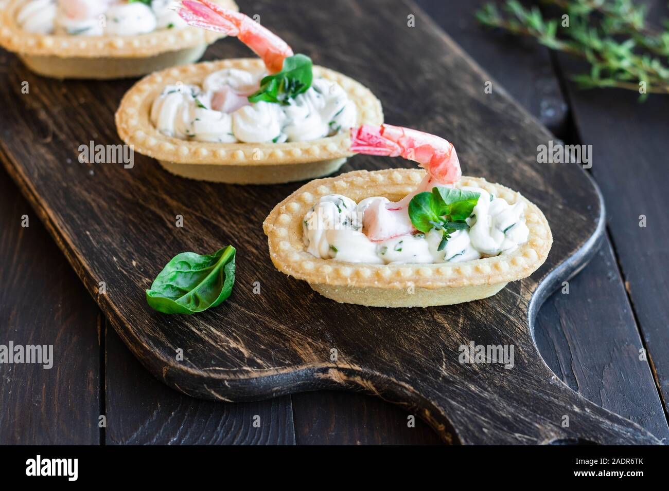 Tortine con il piccante di ricotta e gamberi. Semplice e facile snack. Bellissimo e confortevole il cibo. Foto Stock