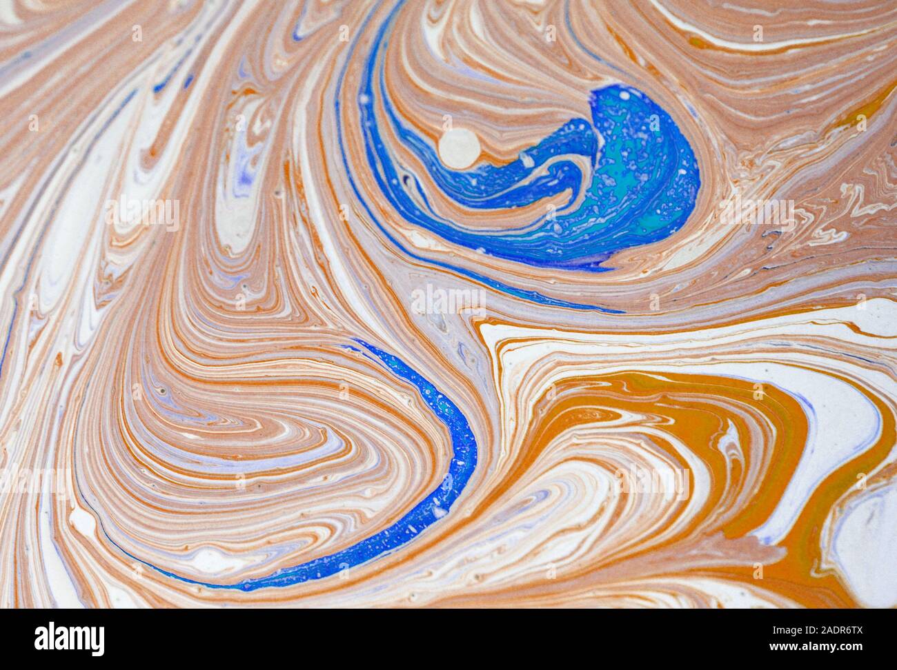 Abstract onde a colori su sfondo bianco. Fantasy texture frattale per cartoline, sfondi o t-shirt. Foto Stock