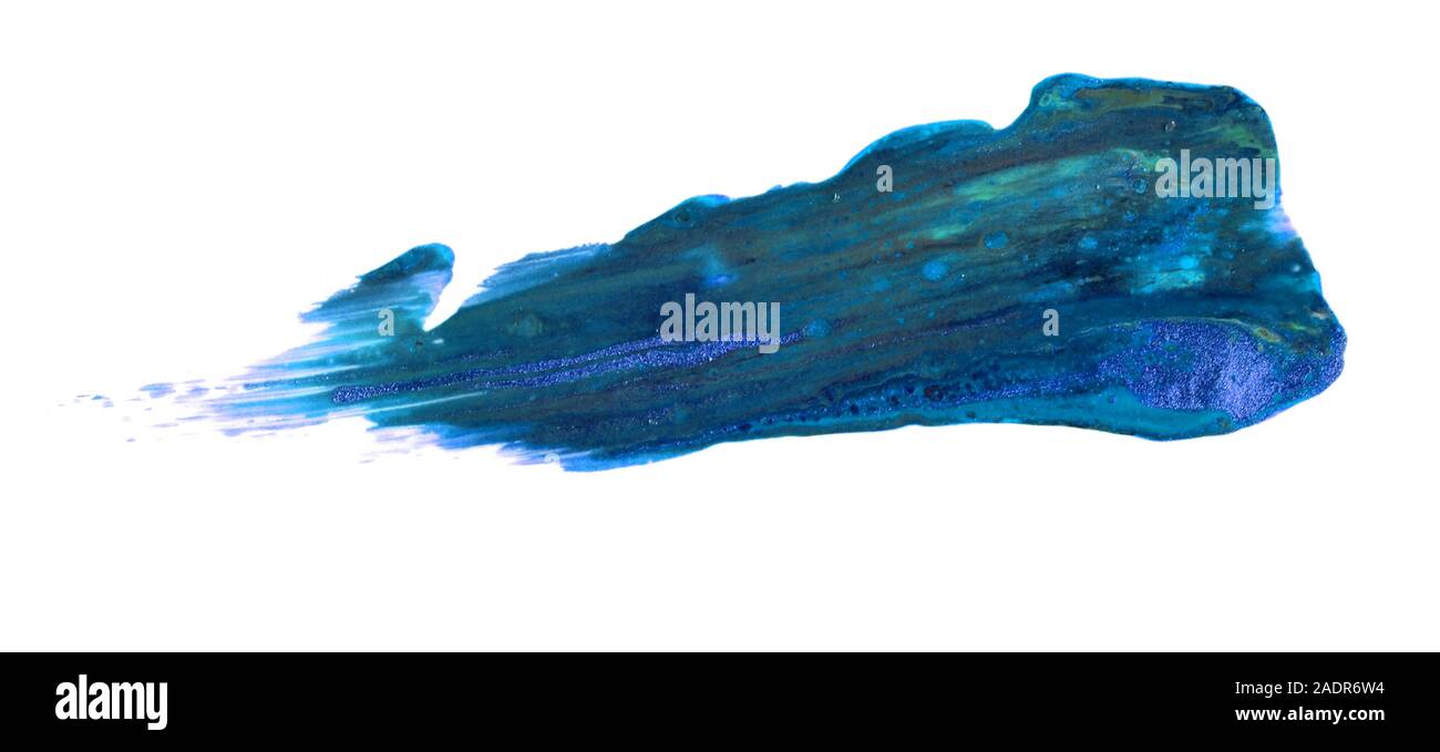 Trucco blu cospargere di crema eye shadow isolati su sfondo bianco. Blu di consistenza cremosa di eye shadow isolati su sfondo bianco Foto Stock