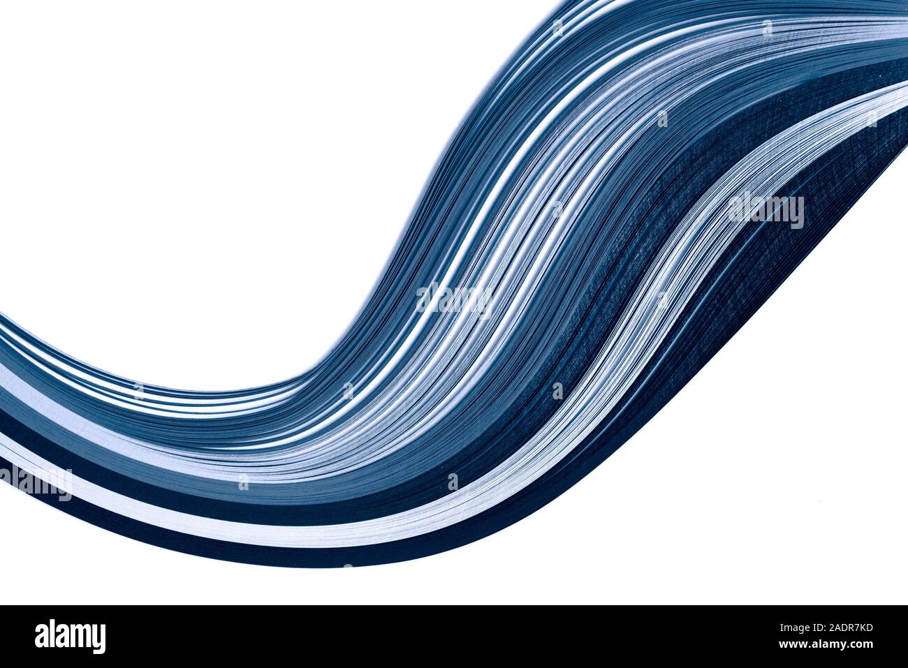 Abstract di colore blu ondata di sottile striscia di carta su sfondo bianco. Concetto creativo. Foto Stock