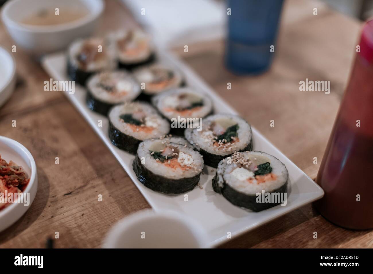 Rullo coreano Gimbap(kimbob) realizzato da il riso bianco cotto a vapore (BAP) e vari altri ingredienti Foto Stock