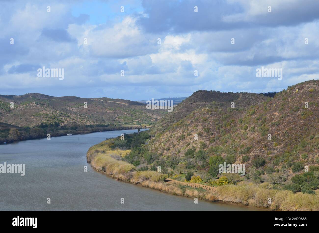 La bassa valle del Guadiana (al confine tra il Portogallo e la Spagna), un ecosistema di mosaico che comprenda acque di estuario, piccola scala frutteti, fluviali Foto Stock