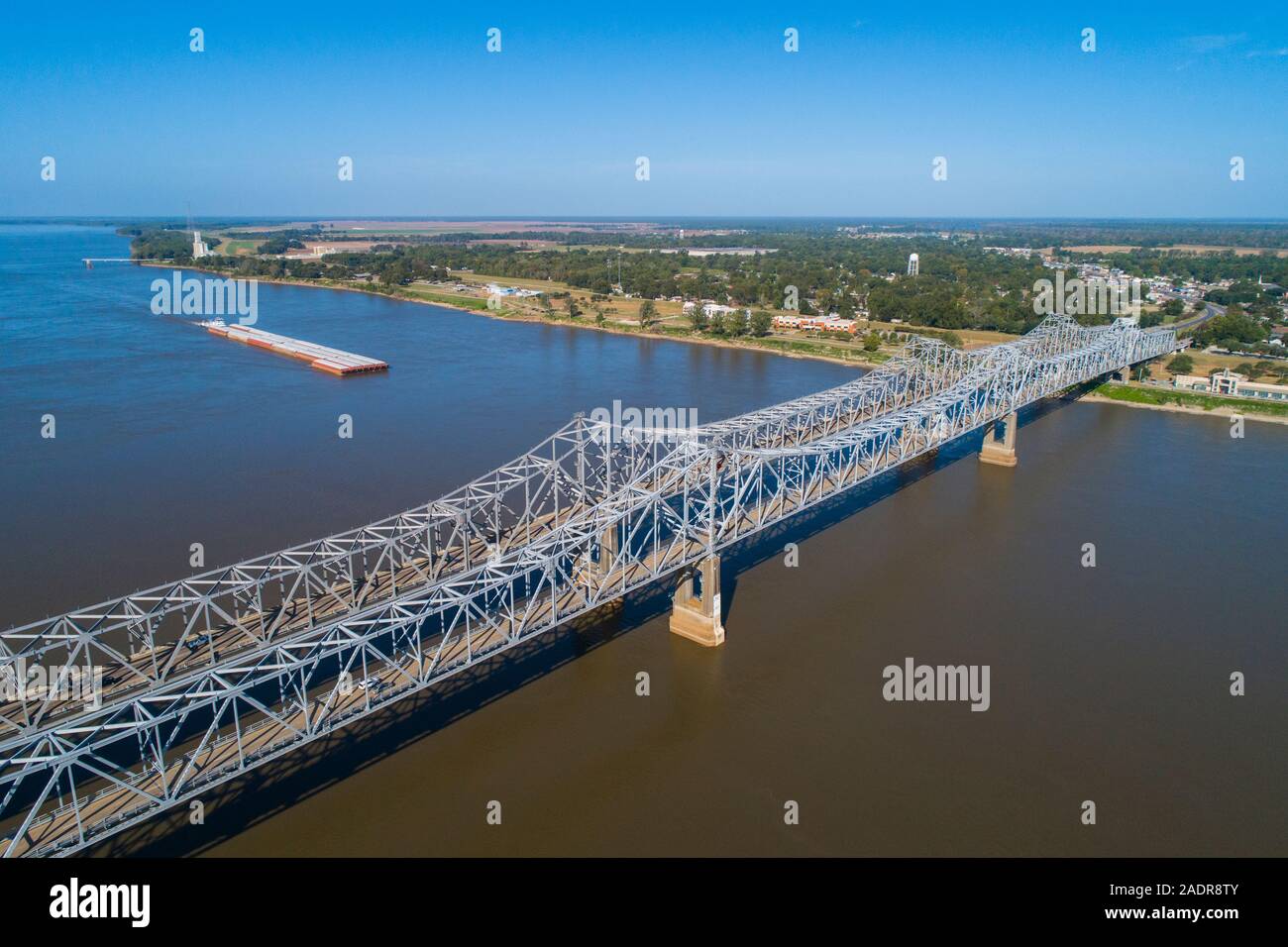 Ponte Natchez-Vidalia Mississippi River Barge traffico sulla Natchez Trace Parkway MS Mississippi noto anche come "Vecchio Natchez Trace', è un histor Foto Stock