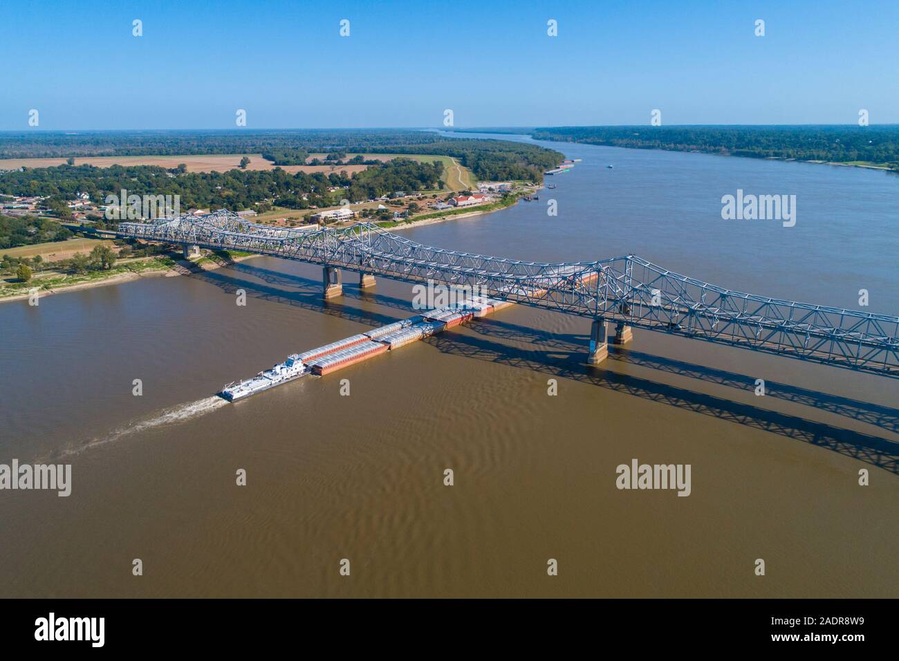Ponte Natchez-Vidalia Mississippi River Barge traffico sulla Natchez Trace Parkway MS Mississippi noto anche come "Vecchio Natchez Trace', è un histor Foto Stock