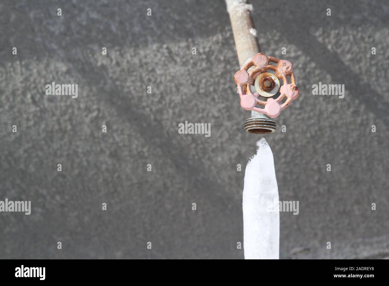 All'aperto il rubinetto con acqua congelata Foto Stock