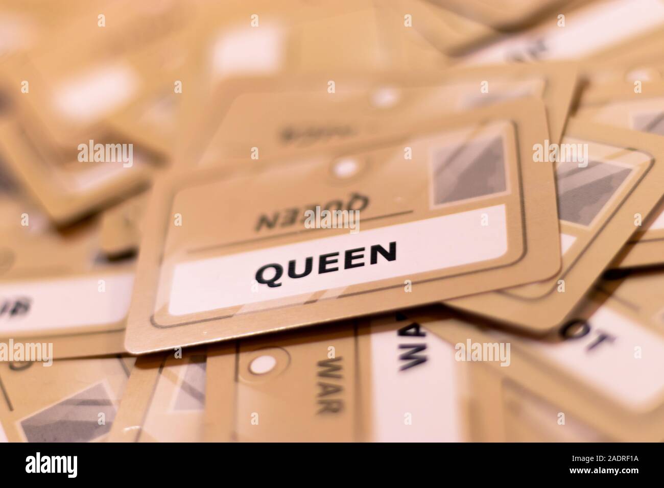 Regina parola su una scheda di colore giallo, la profondità di campo. Schede multiple visibili al di fuori della messa a fuoco. Regina di banda, letti queen e king, queen elizabeth Foto Stock