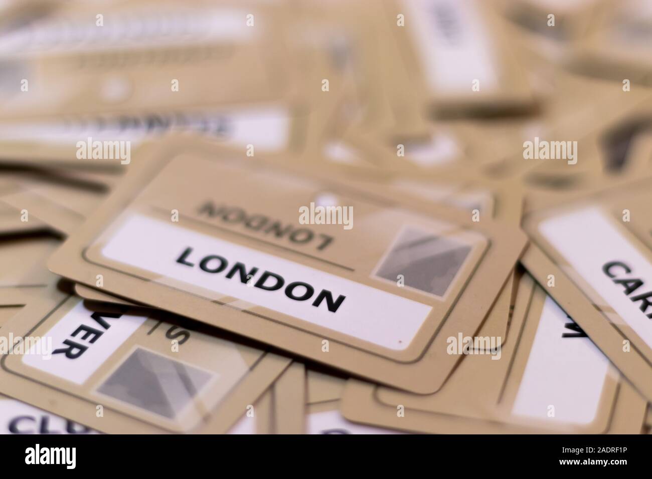 Parola di Londra su un cartellino giallo, profondità di campo. Schede multiple visibili al di fuori della messa a fuoco.capitale dell'Inghilterra, Regno Unito, concetto di corsa,brexit Foto Stock
