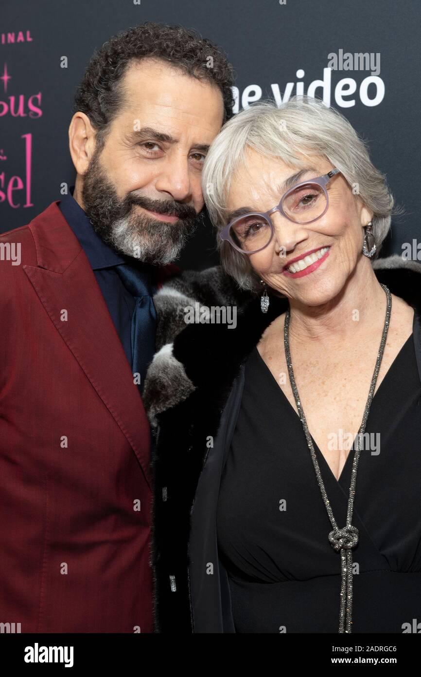 New York, NY - 3 Dicembre 2019: Tony Shalhoub e Brooke Adams frequentare la meravigliosa signora Maisel stagione 3 spettacolo TV premiere al MoMA Foto Stock