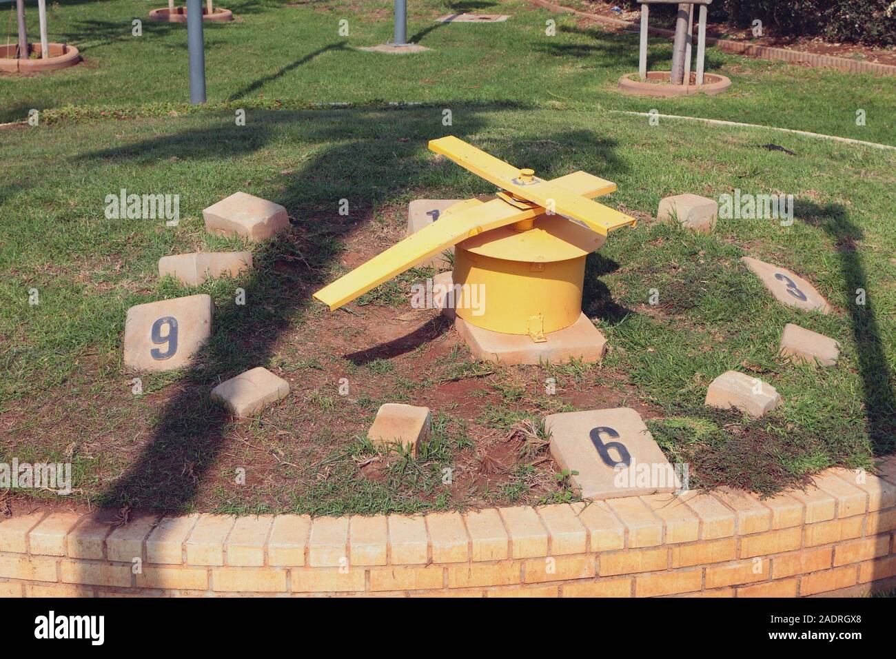 Street shooter orologi sul prato. Limassol, Cipro Foto Stock
