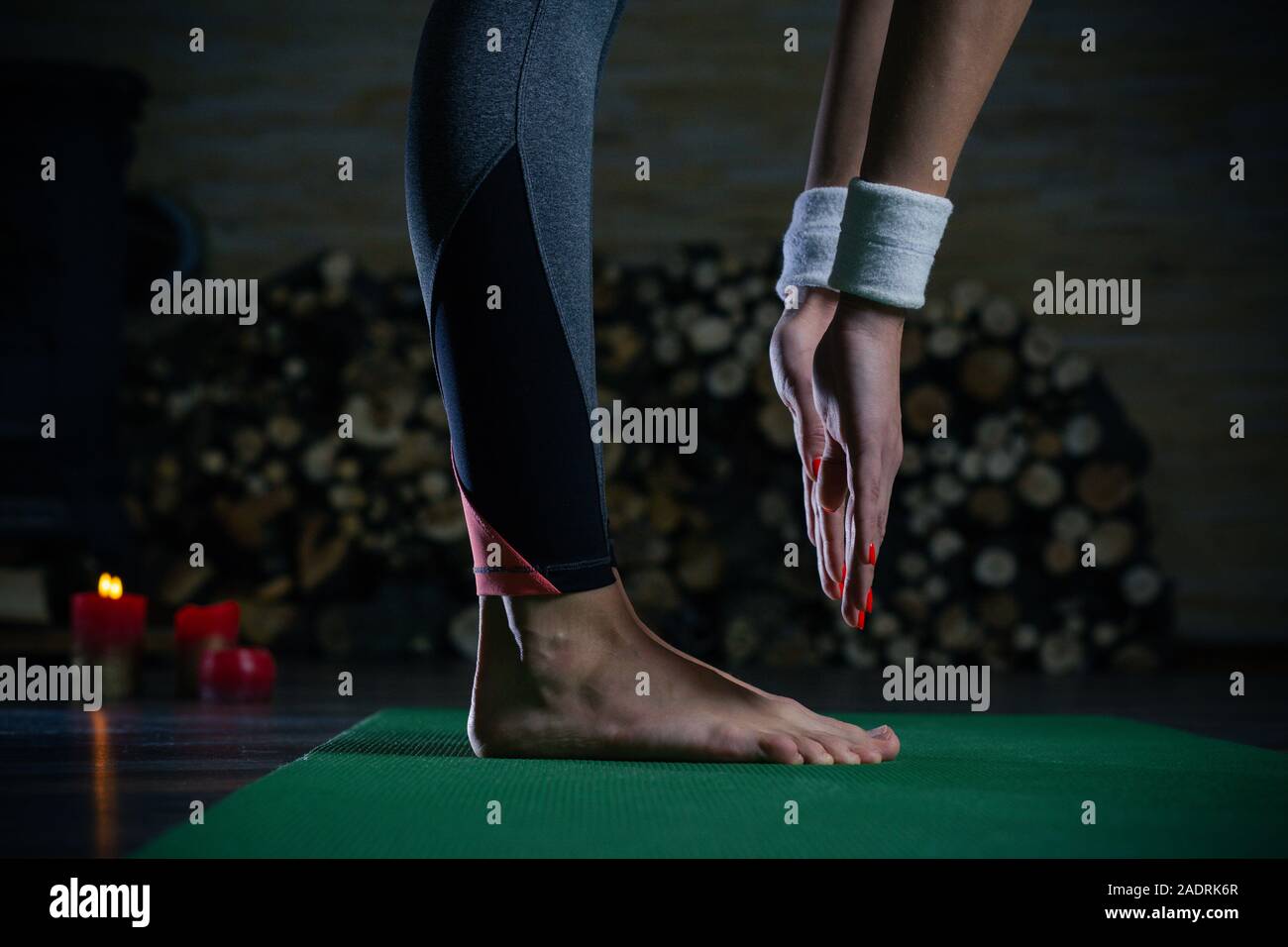 Close up sportivo da donna di toccare la sua dita Foto Stock