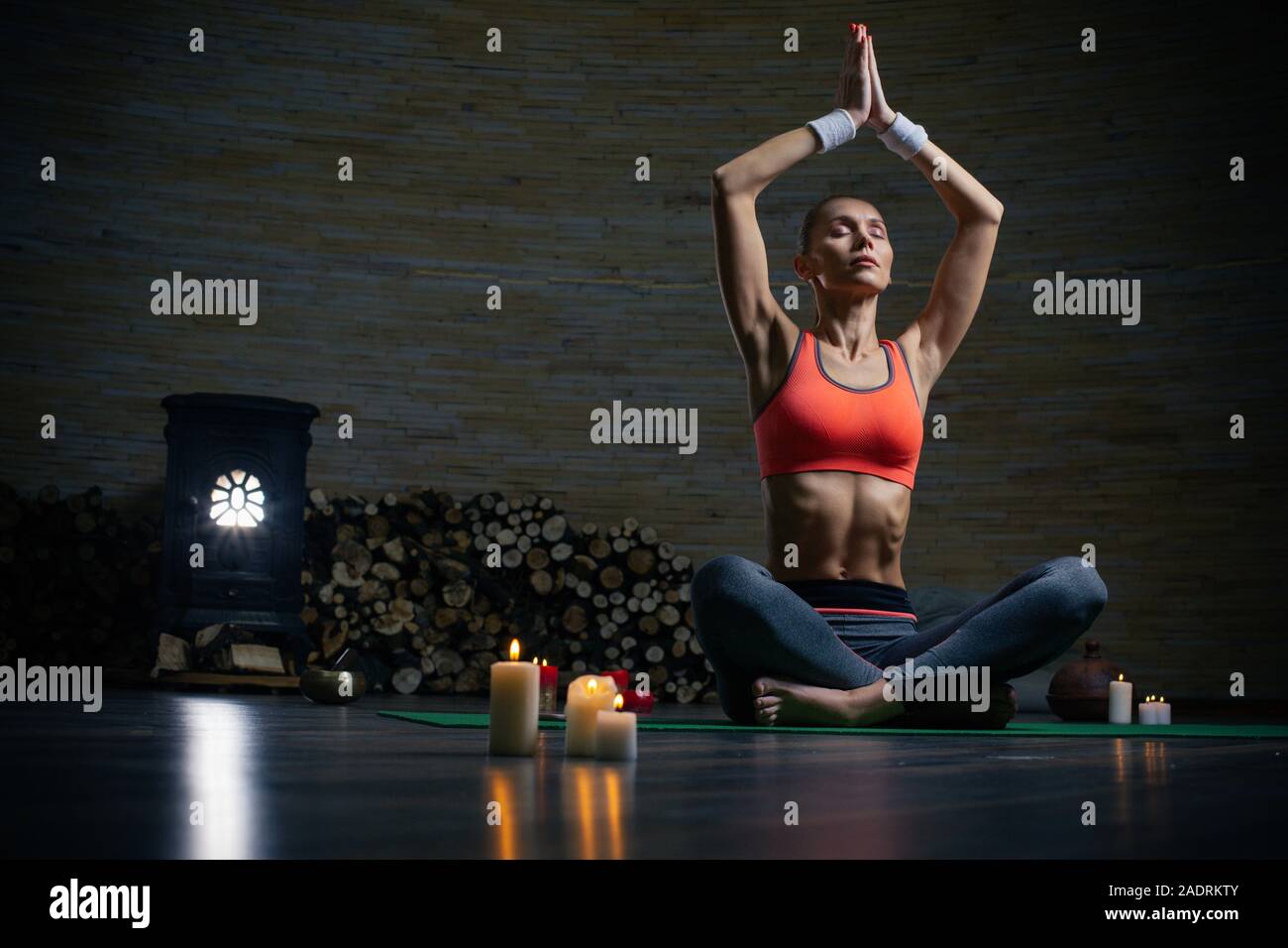 Donna pacifica di chiudere gli occhi e di mettere le mani su meditando Foto Stock