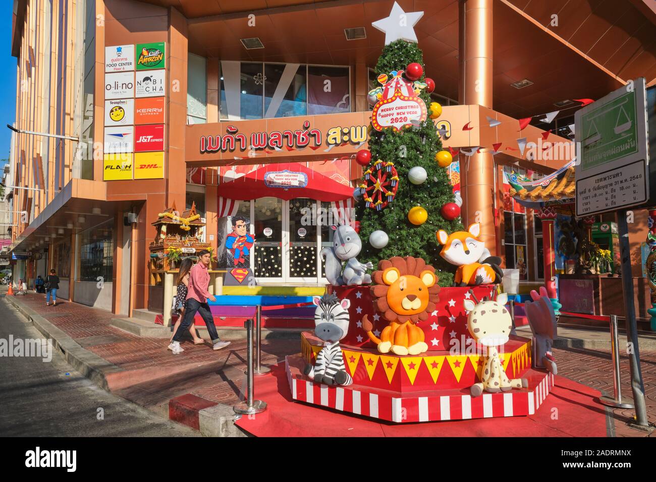 Un albero di Natale di fronte Mega Plaza (centro commerciale) in Wang Burapha area, Bangkok, Thailandia, un centro commerciale specializzato in giocattoli per bambini Foto Stock