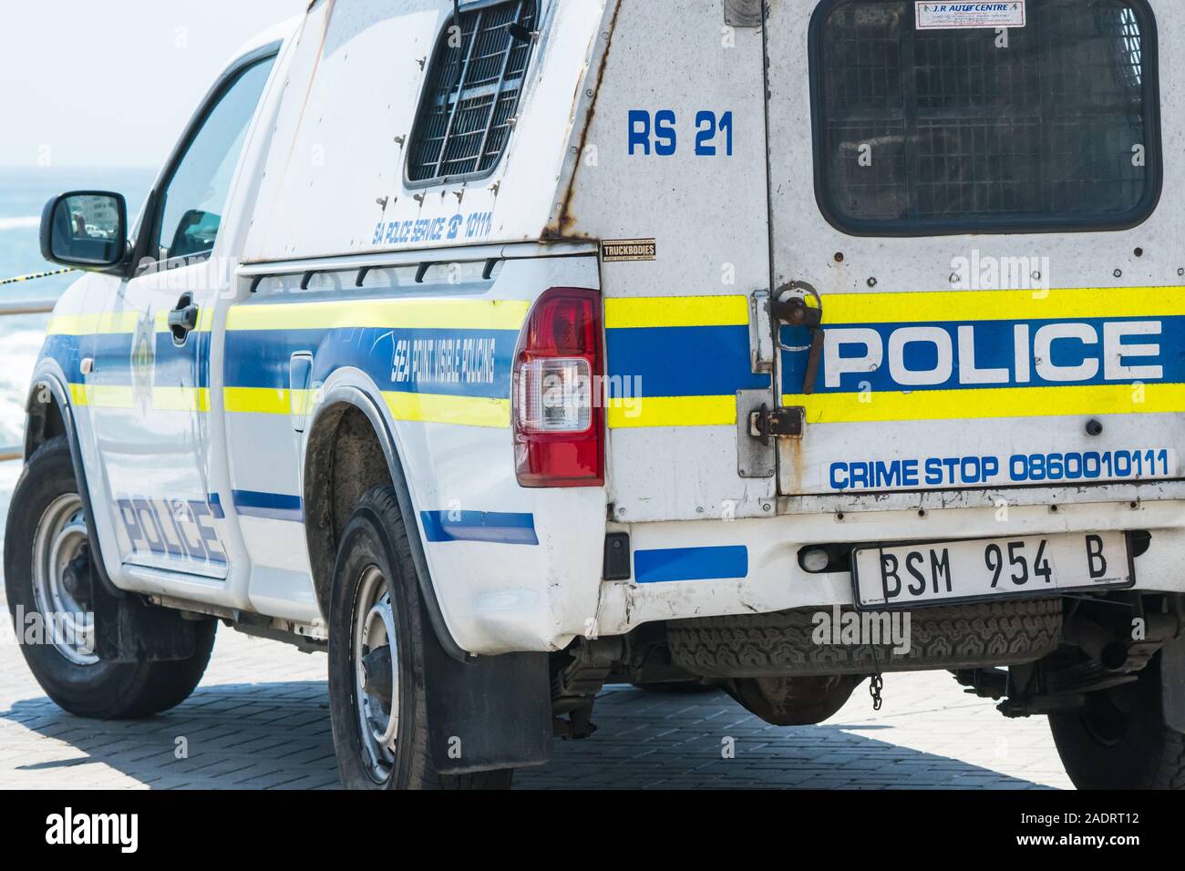 Polizia sudafricana van o il veicolo parcheggiato in strada il concetto di servizi di emergenza, della pubblica sicurezza, della legge e dell'ordine, la visibilità di polizia Foto Stock