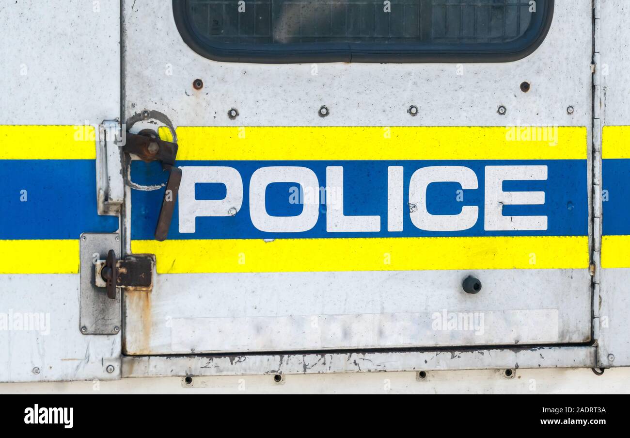 porta posteriore di un furgone di polizia concetto criminalità, legge e ordine, servizi di emergenza, sicurezza, sicurezza, polizia generica Foto Stock