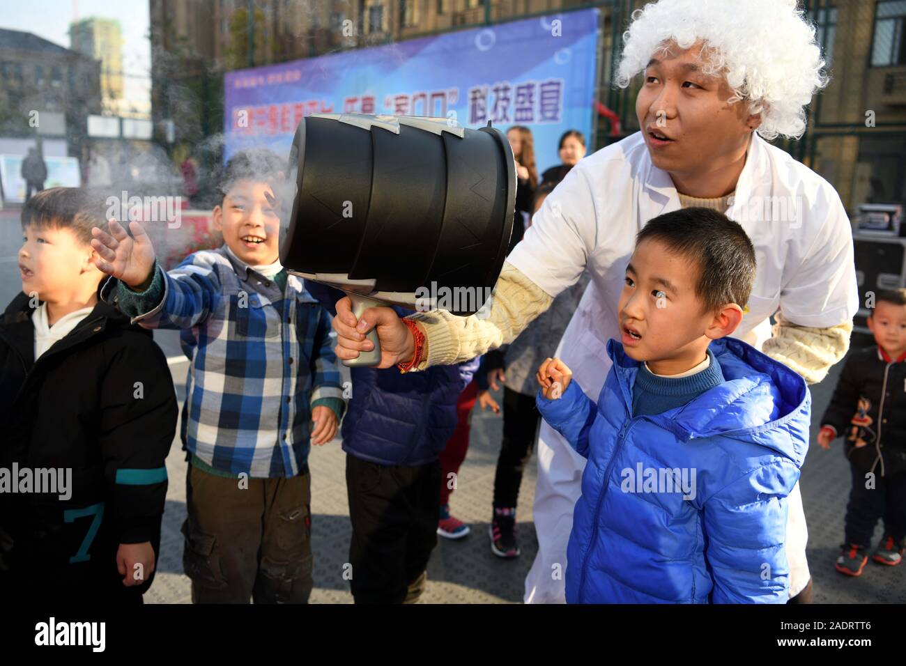 Hefei, cinese della provincia di Anhui. 4° dic, 2019. I bambini di osservare un esperimento scientifico a Keqi comunità nella città di Hefei, a est della capitale cinese della provincia di Anhui, Dicembre 4, 2019. Comunità Keqi Hefei e il Museo delle Scienze e della tecnologia detenuti congiuntamente una attività a tema il mercoledì per promuovere la scienza popolare tra i bambini nella comunità con un sacco di esperimenti scientifici di ispirare i loro interessi. Credito: Liu Junxi/Xinhua/Alamy Live News Foto Stock