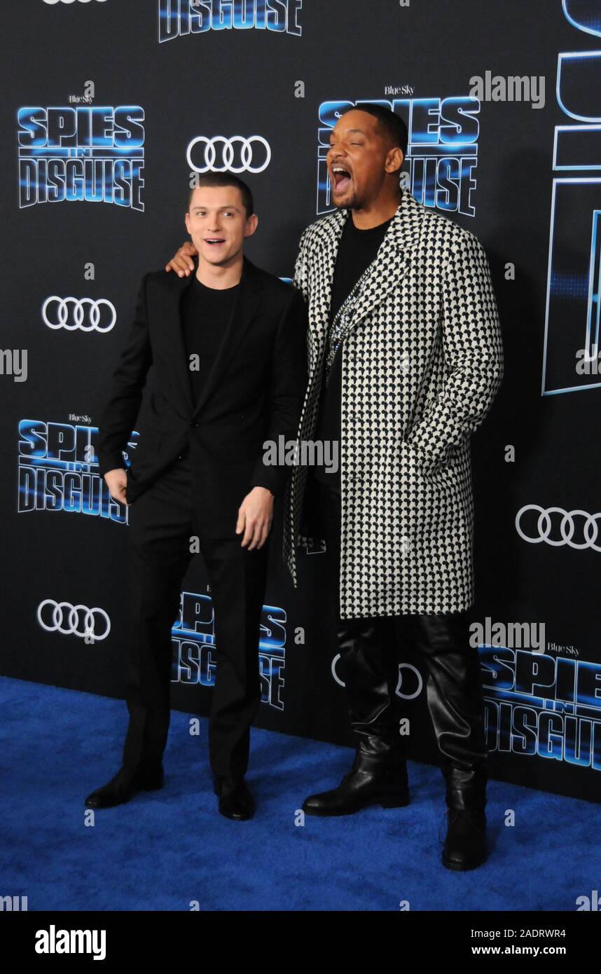 Los Angeles, California, STATI UNITI D'AMERICA del 4 dicembre 2019 l'attore Tom Holland e attore Will Smith frequentare la Twentieth Century Fox presenta la prima mondiale di Blue Sky Studios' 'Spie in Disguise" il 4 dicembre 2019 a El Capitan Theatre di Los Angeles, California, USA. Foto di Barry re/Alamy Live News Foto Stock