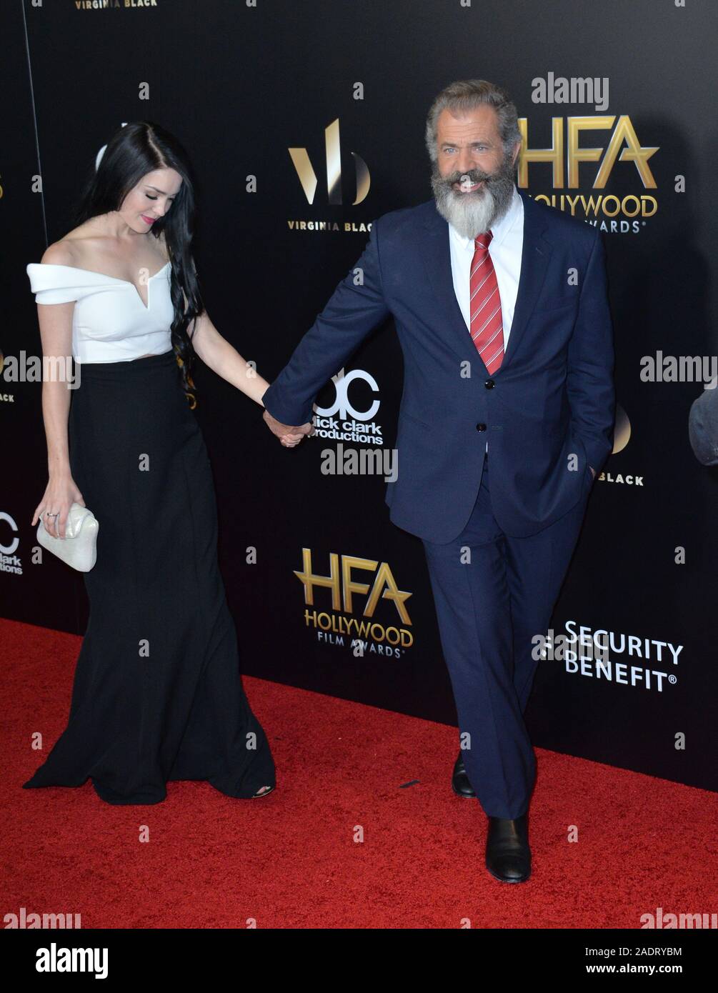 BEVERLY HILLS, CA. 6 Novembre 2016: attore/regista Mel Gibson & ragazza Rosalind Ross al 2016 Hollywood Film Awards presso il Beverly Hilton Hotel. © 2016 Paul Smith / Featureflash Foto Stock