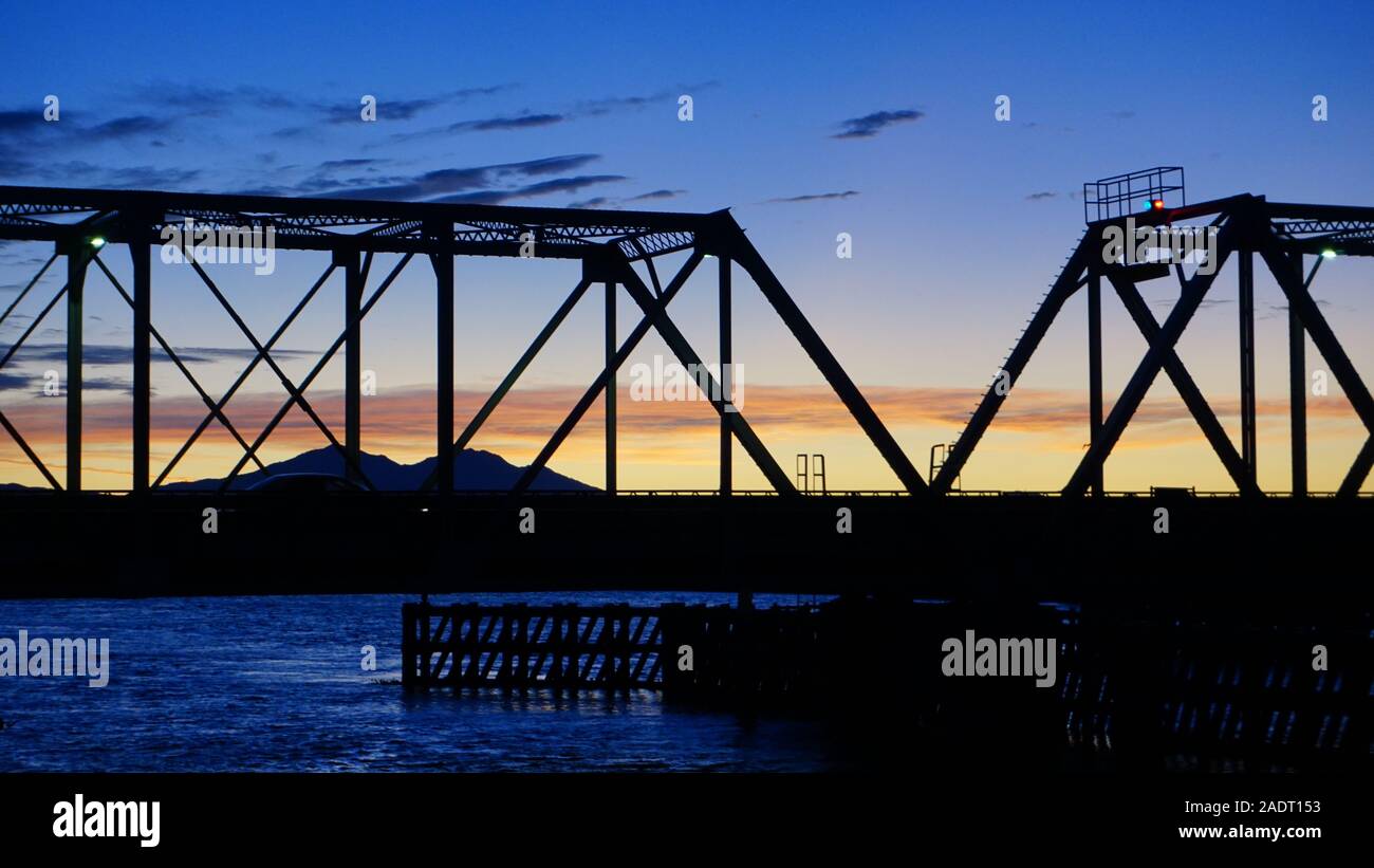 Il vecchio ponte sul fiume su California Highway 4 (CA-4) vicino Discovery Bay in California Delta. Storico swing di travatura reticolare ponte costruito nel 1915. Foto Stock