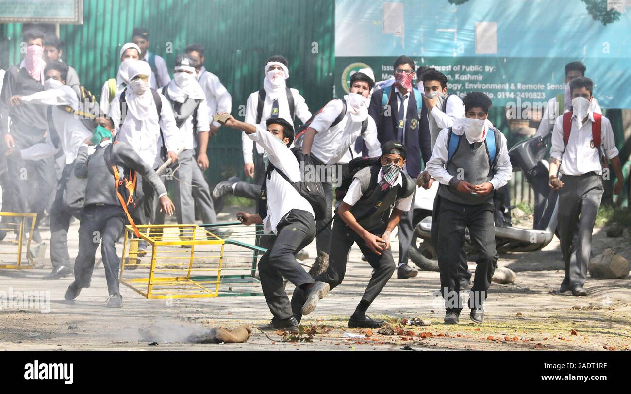 Gli studenti del Kashmir scontro con le forze nei pressi di un collegio a Lal Chowk area in Srinagar, India. La violenza eruttare Foto Stock