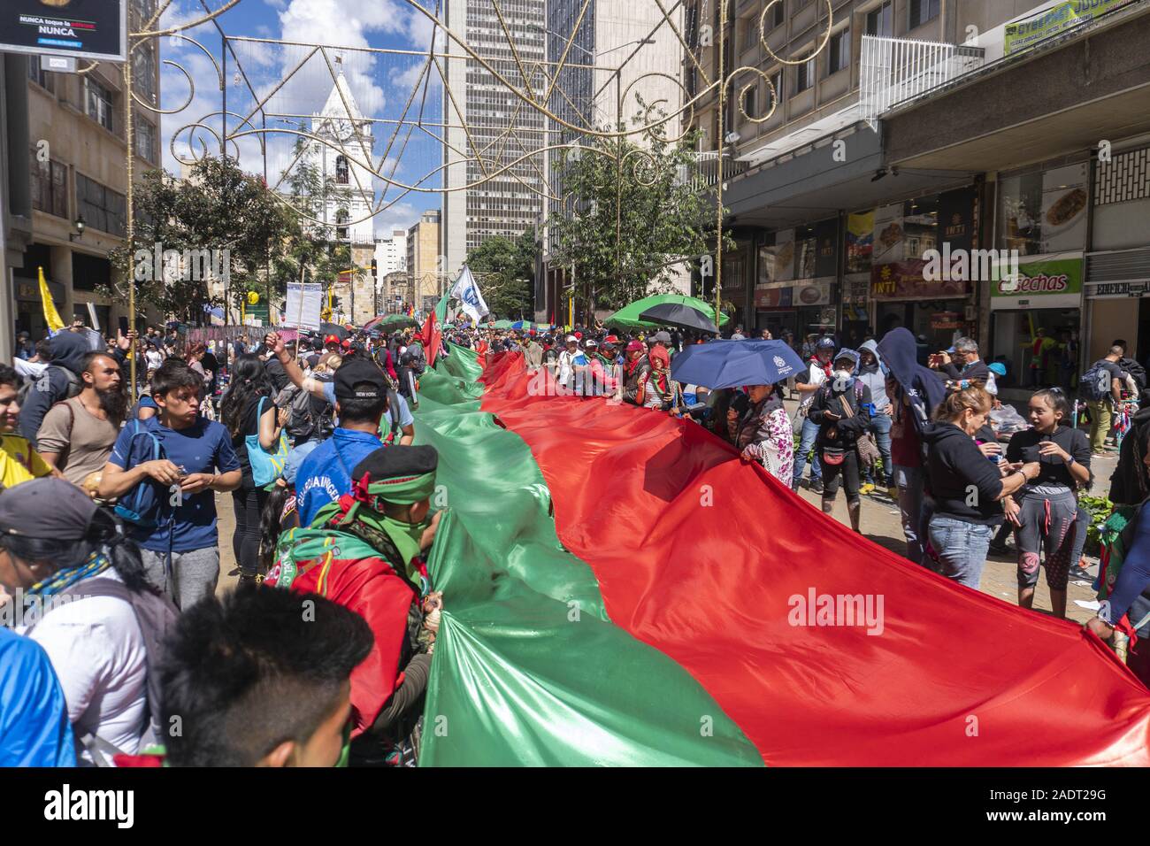 4 dicembre 2019: profondità indigeni del Cauca nel terzo sciopero nazionale nella città di Bogotà. Credito: Daniel Garzon Herazo/ZUMA filo/Alamy Live News Foto Stock