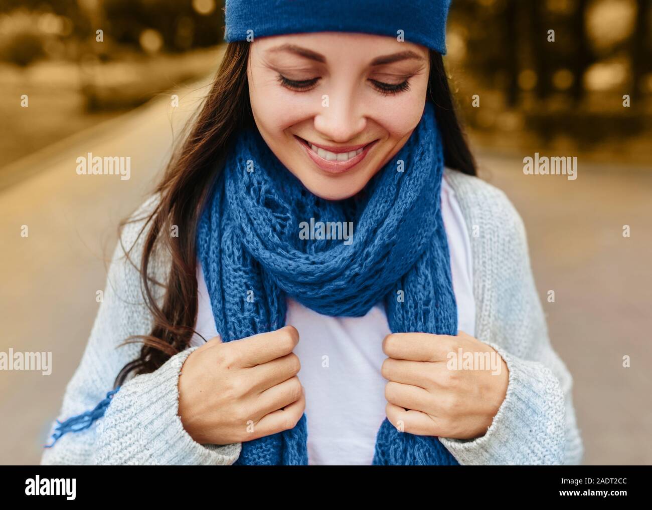 Il colore dell'anno blu. colori moda autunno-inverno 2019-2020 maglieria pila. Bella ragazza al di fuori nel cappello e sciarpa. Caldo accogliente casa e colori fashion concept. Posizione orizzontale Foto Stock