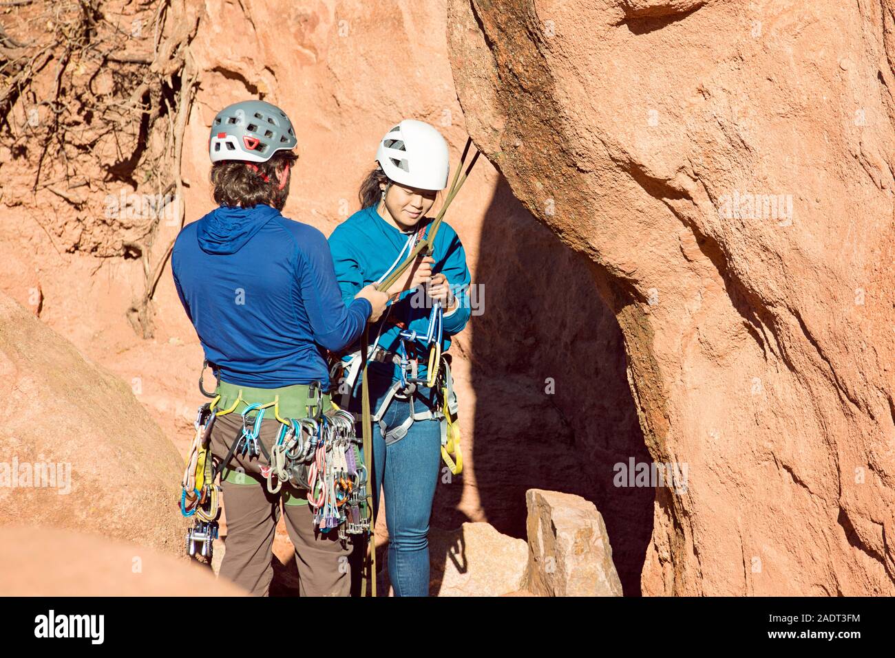 Maschio e femmina di arrampicatori al Giardino degli Dei in Colorado Foto Stock