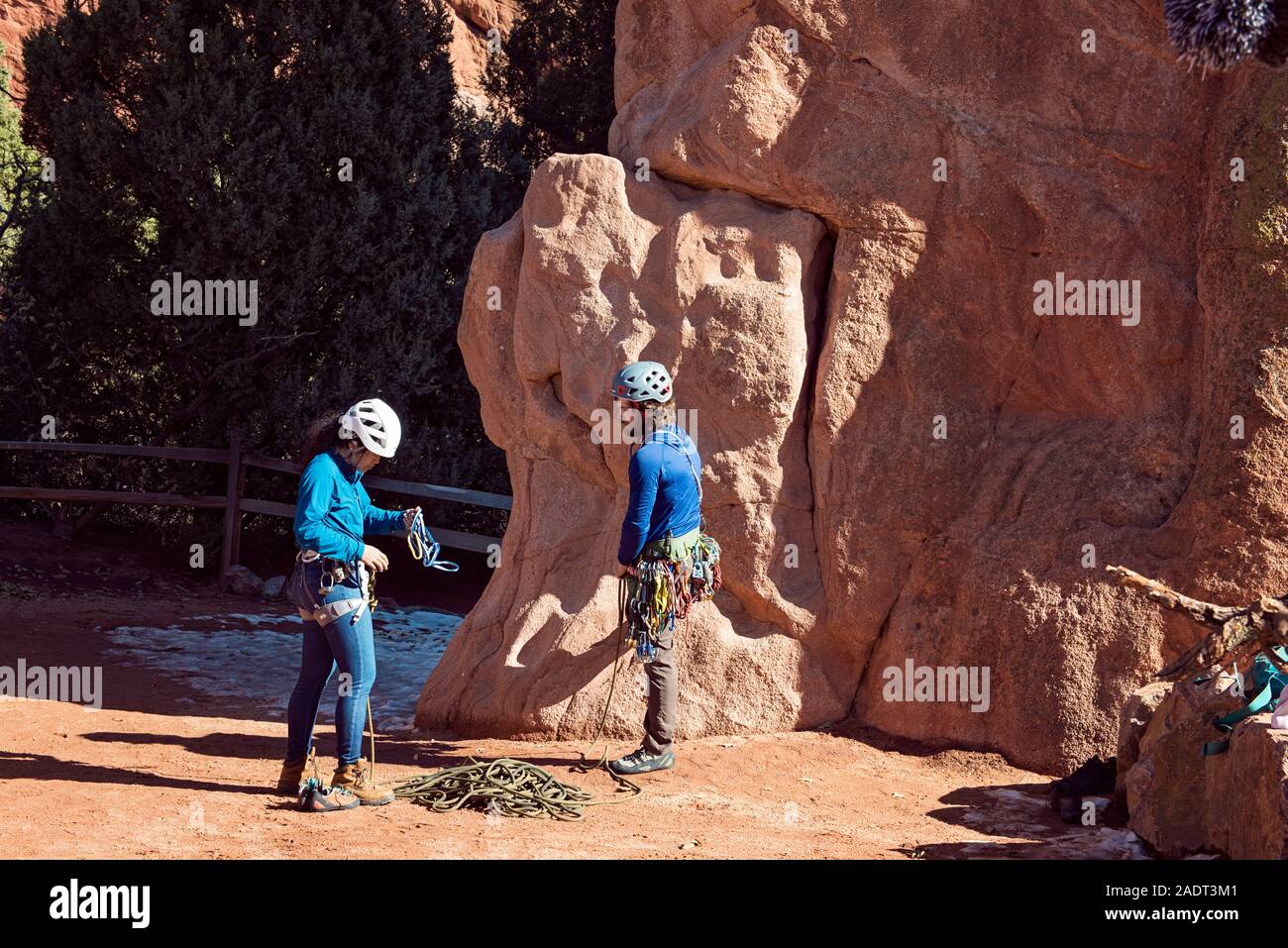 Maschio e femmina asiatica arrampicatori al Giardino degli Dei in Colorado Foto Stock