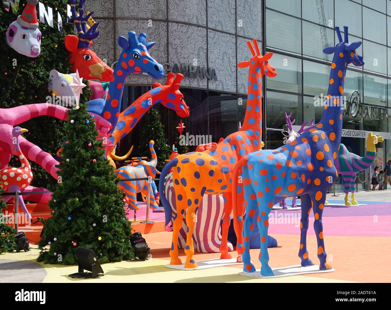 Sukhumvit Bangkok, Thailandia, 11.20.2019, Natale e Anno Nuovo decorazione in Emquartier shopping mall, outdoor view di foreste di pino fantasy animali Foto Stock