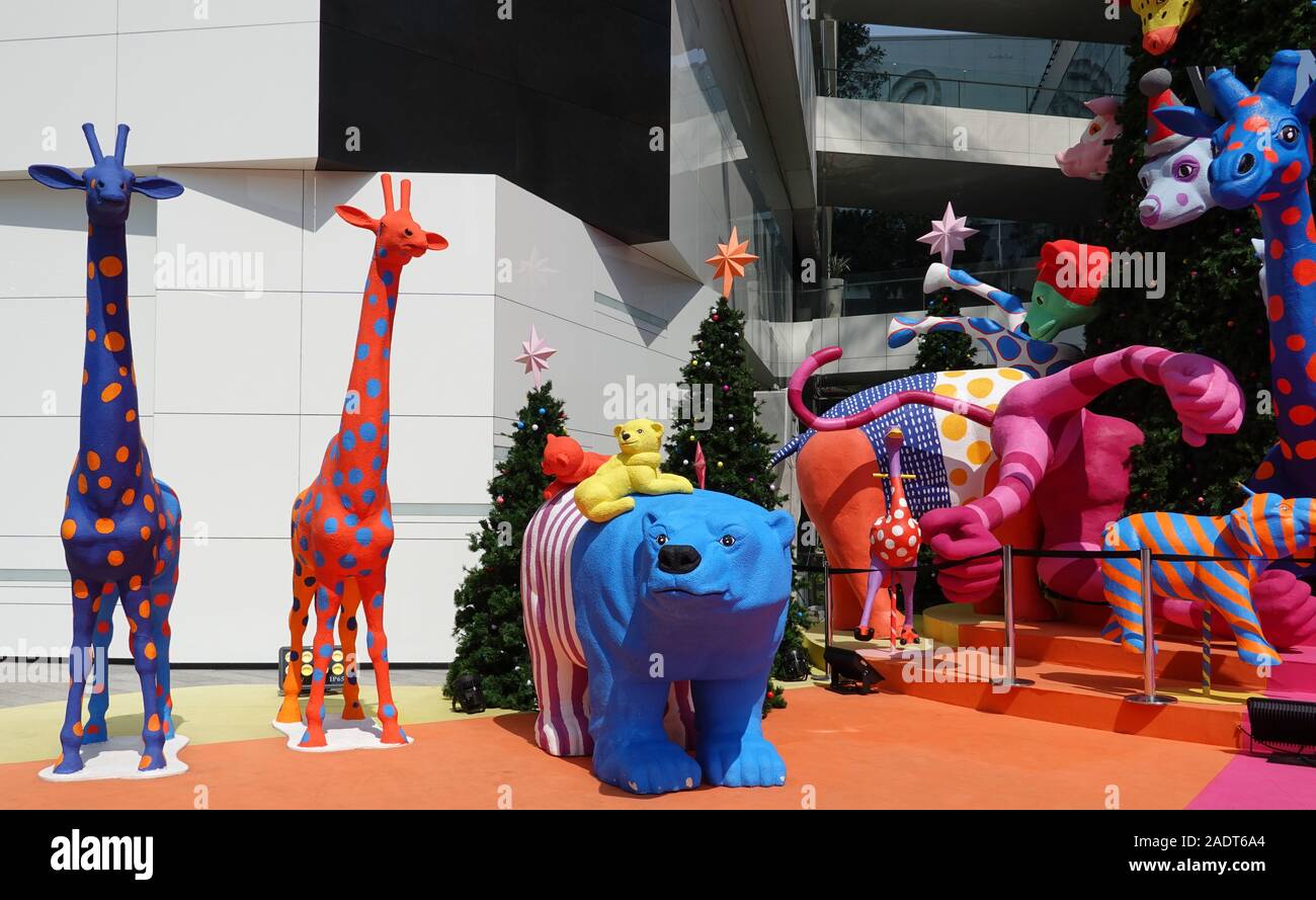 Sukhumvit Bangkok, Thailandia, 11.20.2019, Natale e Anno Nuovo decorazione in Emquartier shopping mall, outdoor view di foreste di pino fantasy animali Foto Stock