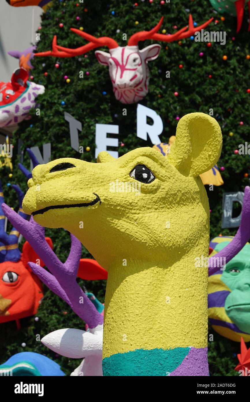 Sukhumvit Bangkok, Thailandia, 11.20.2019, Natale e Anno Nuovo decorazione in Emquartier shopping mall, outdoor view di foreste di pino fantasy animali Foto Stock