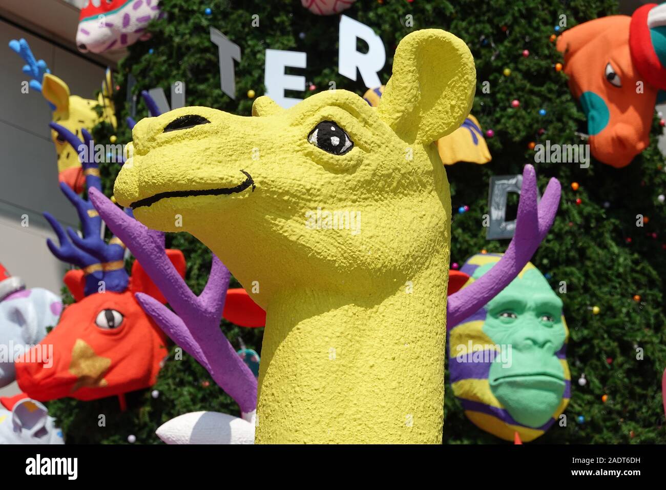 Sukhumvit Bangkok, Thailandia, 11.20.2019, Natale e Anno Nuovo decorazione in Emquartier shopping mall, outdoor view di foreste di pino fantasy animali Foto Stock