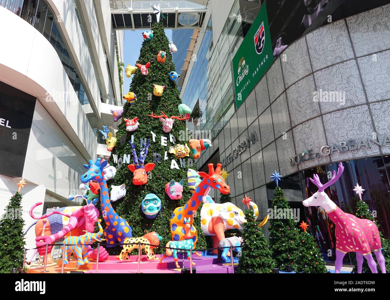 Sukhumvit Bangkok, Thailandia, 11.20.2019, Natale e Anno Nuovo decorazione in Emquartier shopping mall, outdoor view di foreste di pino fantasy animali Foto Stock