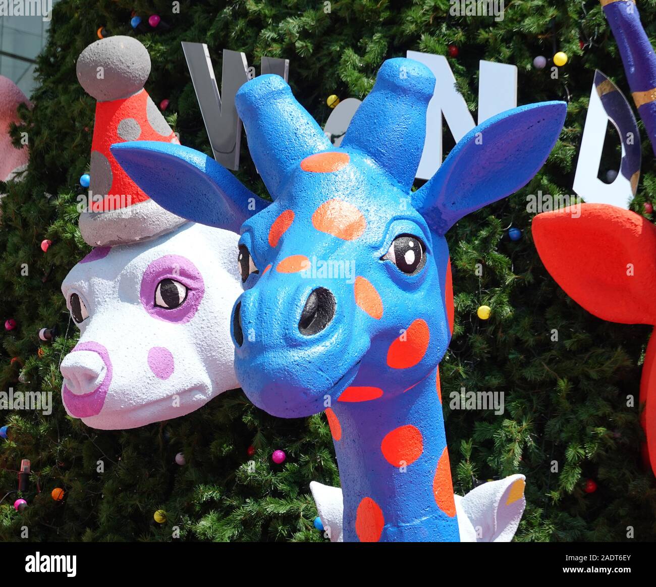 Sukhumvit Bangkok, Thailandia, 11.20.2019, Natale e Anno Nuovo decorazione in Emquartier shopping mall, outdoor view di foreste di pino fantasy animali Foto Stock