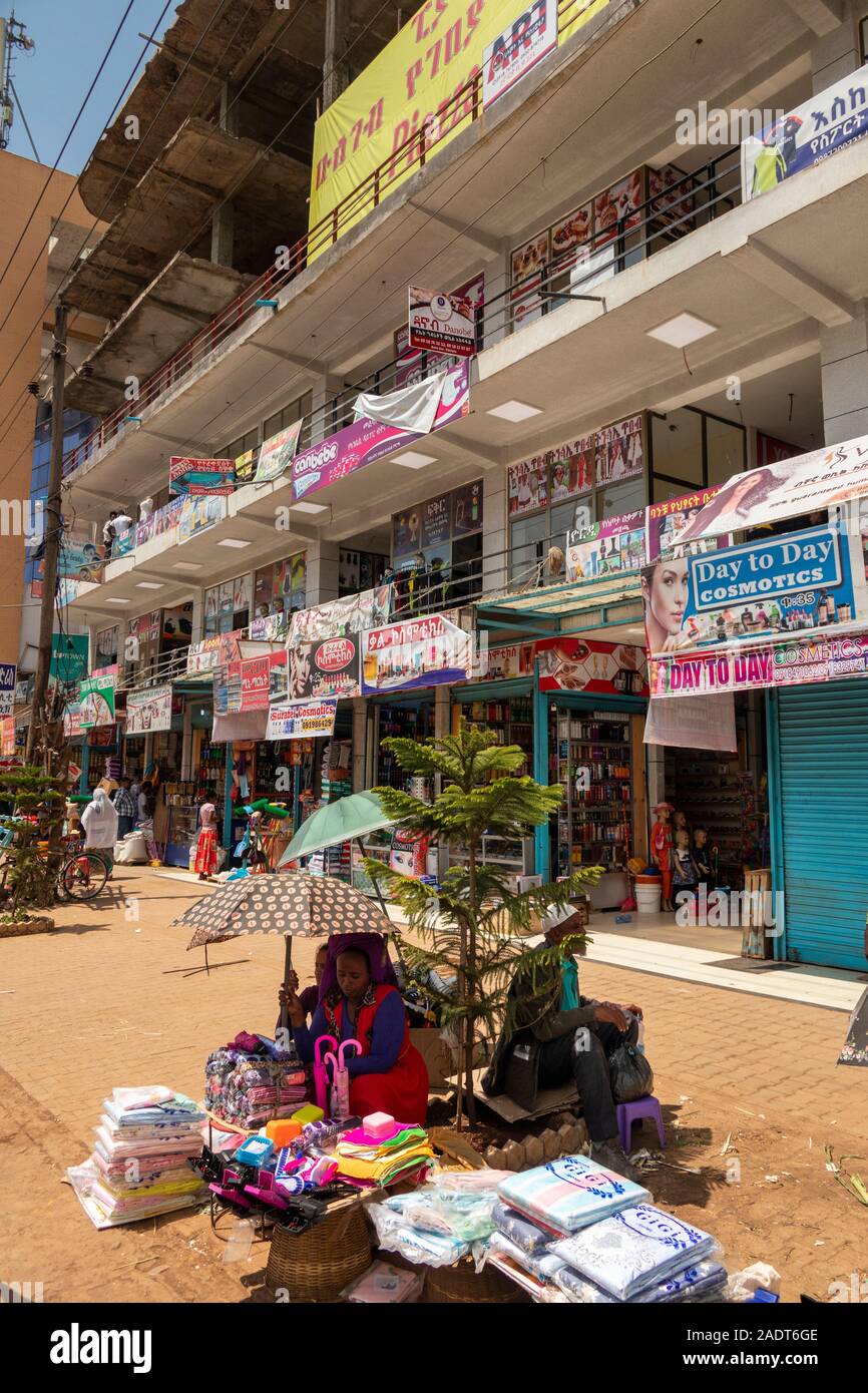 Etiopia, Amhara Region, Bahir Dar, centro città, Arba Metro, segni al di fuori di negozi Foto Stock