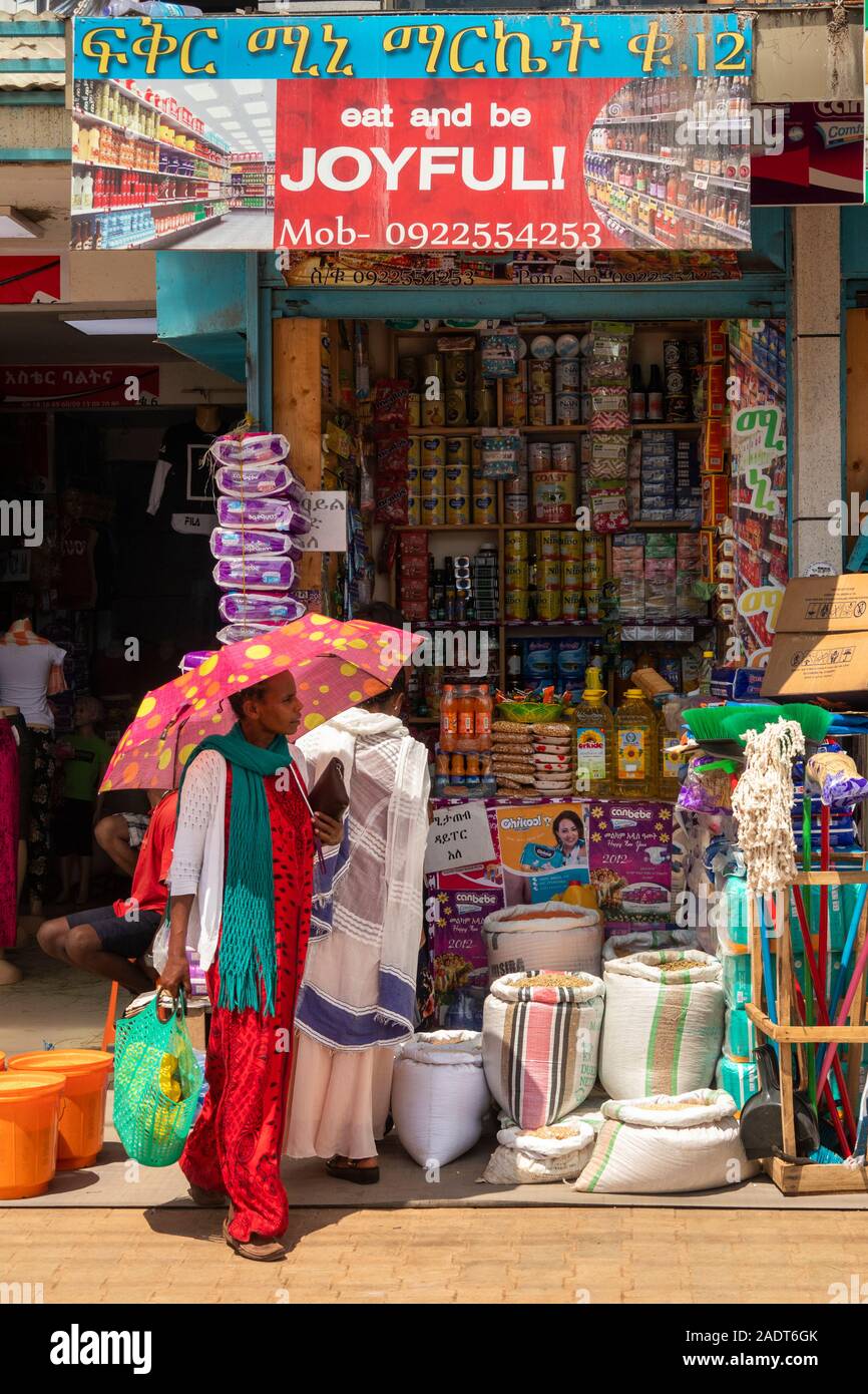 Etiopia, Amhara Region, Bahir Dar, centro città, Arba Metro, gli acquirenti al di fuori di negozi Foto Stock