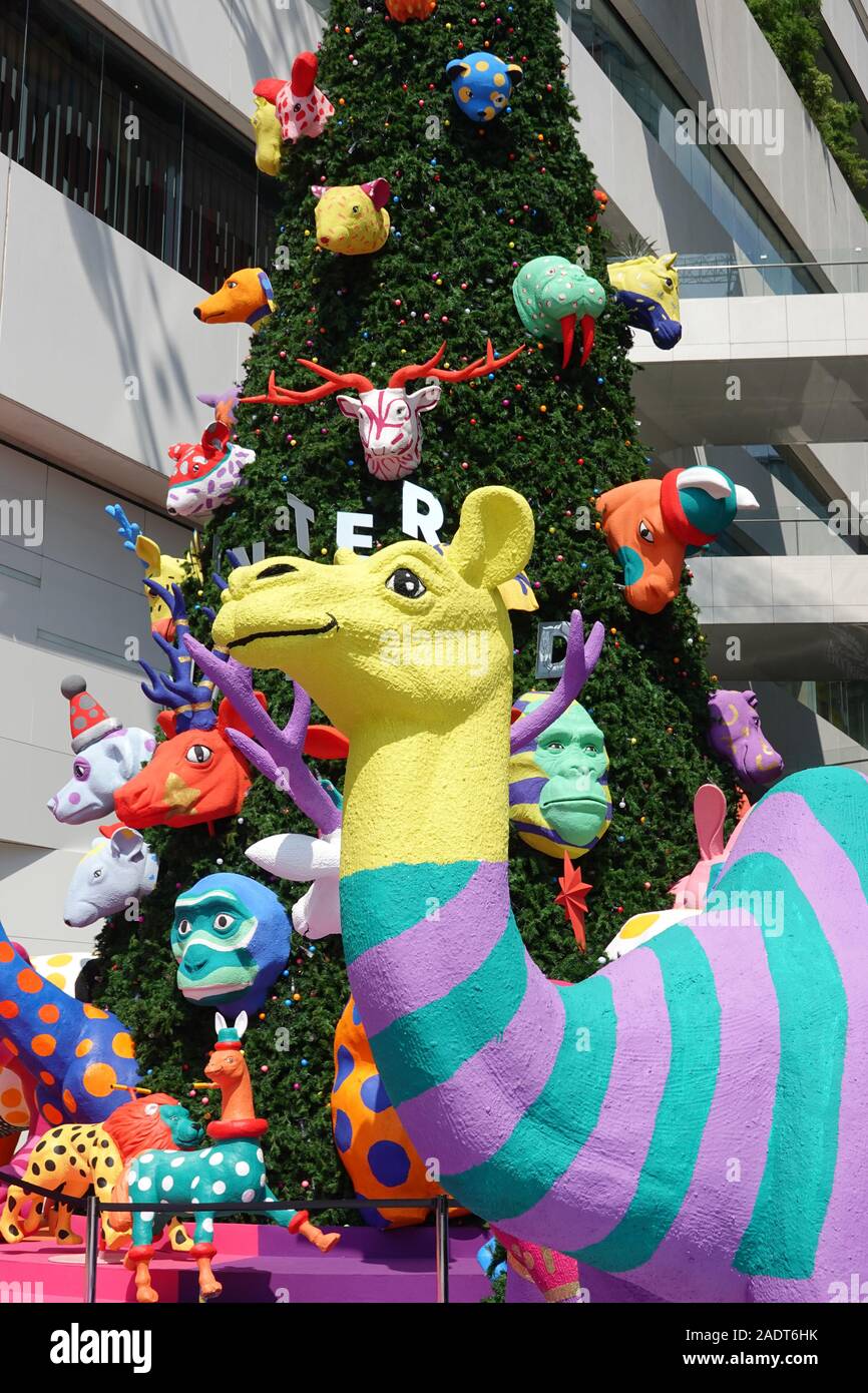 Sukhumvit Bangkok, Thailandia, 11.20.2019, Natale e Anno Nuovo decorazione in Emquartier shopping mall, outdoor view di foreste di pino fantasy animali Foto Stock