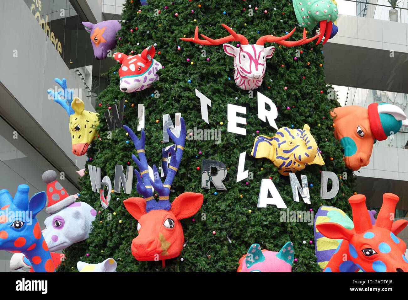 Sukhumvit Bangkok, Thailandia, 11.20.2019, Natale e Anno Nuovo decorazione in Emquartier shopping mall, outdoor view di foreste di pino fantasy animali Foto Stock