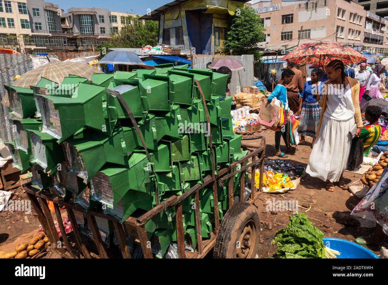 Etiopia, Amhara Region, Bahir Dar, centro, il mercato, uomo che porta fatta in casa e cucina in metallo stufe sulla barrow attraverso il mercato Foto Stock