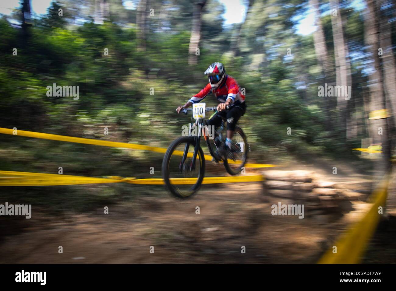 Kathmandu, Nepal. 05 Dic, 2019. Un concorrente nepalese Nirav Shrestha che partecipa all'uomo in discesa elite mountain bike evento durante il 2019 South Asian Games a Sahid Park in Gokarna, Kathmandu, Nepal, 04 dicembre 2019.Attualmente, SAG 2019 sono unite da sette membri cioè dal Bangladesh, Bhutan, India, Maldive, Nepal, Pakistan e Sri Lanka. SAG 2019 è ospitato da Nepal (foto di Prabin Ranabhat/Pacific Stampa) Credito: Pacific Press Agency/Alamy Live News Foto Stock