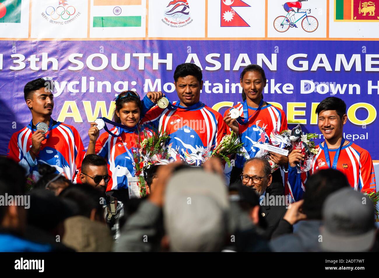 In discesa ciclista del Nepal squadra nazionale (L-R) Nirav Shrestha che(secondo Rank in maschio ), jamuna Thapa(2° rango nella classifica femminile), Rajesh Shrestha che( 1° rango nel maschio), NIshma Shrestha che (1° nelle femmine di )e Prachit Thapa Magar(3° rango nel maschio) posa per la foto dopo aver vinto la partita finale di gara in discesa durante il 2019 South Asian Games a Sahid Park in Gokarna, Kathmandu, Nepal, 04 dicembre 2019.Attualmente, SAG 2019 sono unite da sette membri cioè dal Bangladesh, Bhutan, India, Maldive, Nepal, Pakistan e Sri Lanka. SAG 2019 è ospitato dal Nepal. (Foto di Prabin Ranabhat/Pacific Stampa) Foto Stock