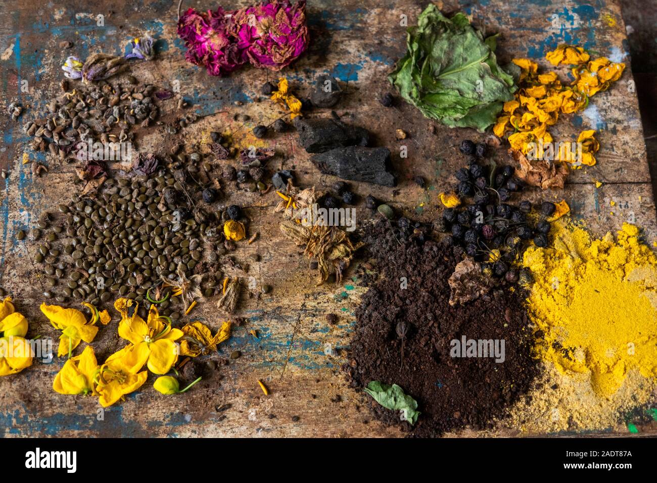 Etiopia, Amhara Region, Bahir Dar, Lago Tana Zege Penisola, souvenir turistici stallo, pigmenti naturali utilizzati da artista alla vernice souvenir turistici pictu Foto Stock